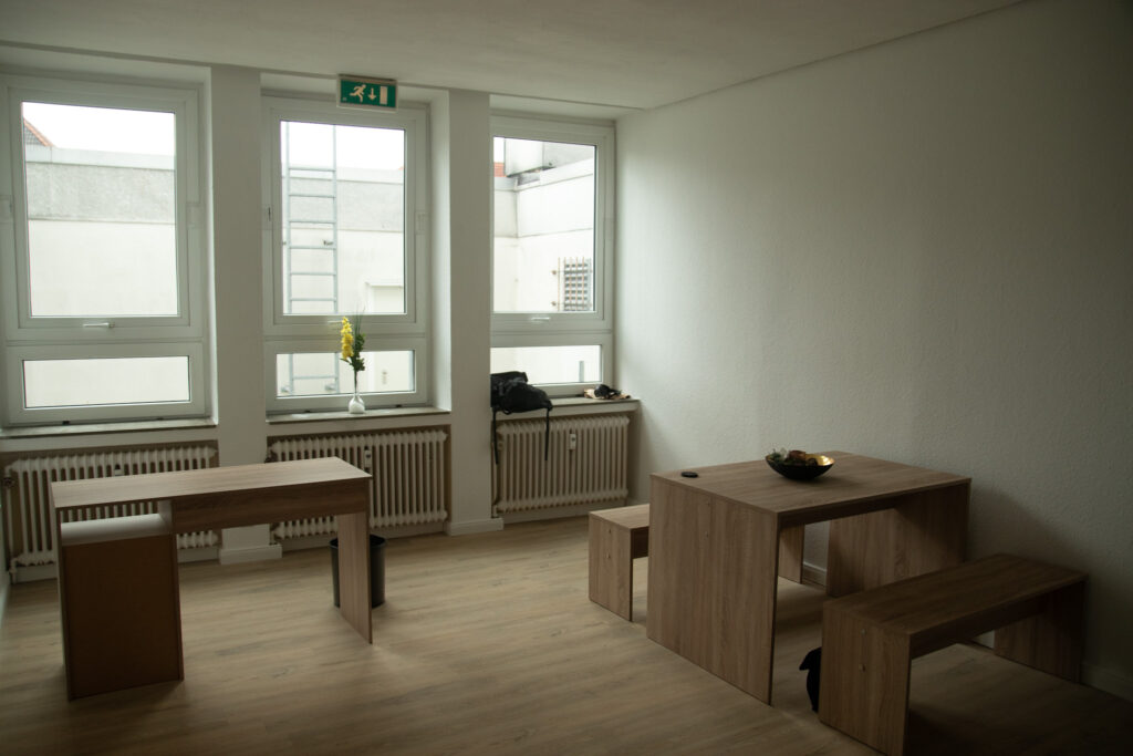 zu sehen ist eines der zur Miete angebotenen Zimmer inklusive Einrichtung